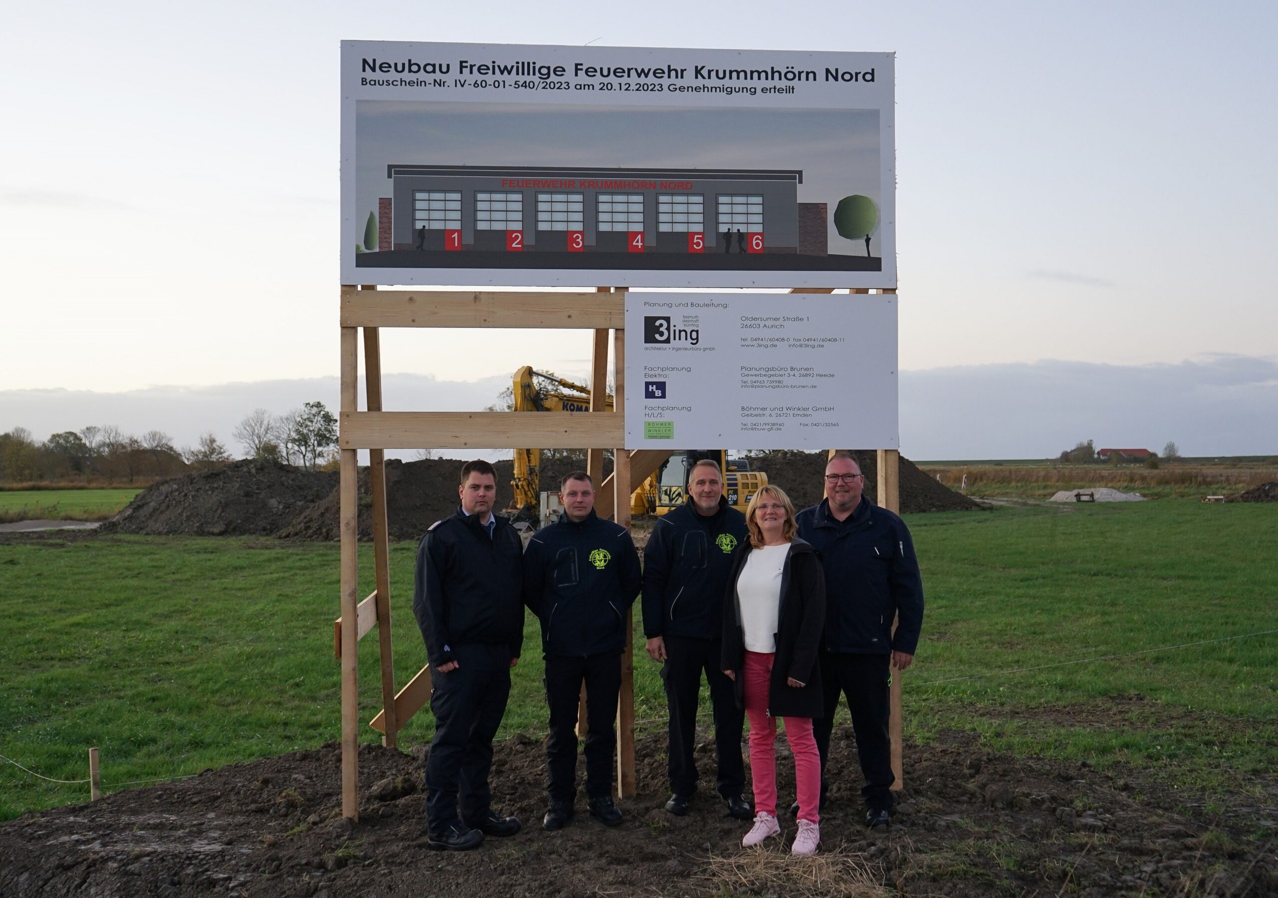 Bauschild steht: Feuerwehrgerätehaus Krummhörn-Nord im Bau